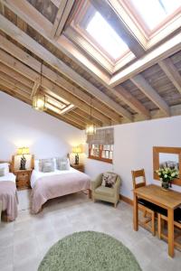 - une chambre avec 2 lits, une table et des chaises dans l'établissement Entire unique tiny house - Moss Cabin, à Banff