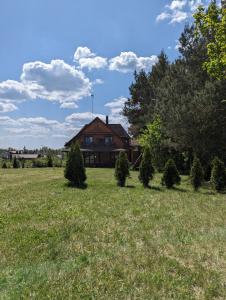 dom na środku pola z drzewami w obiekcie Sosnowa Polana Białowieża w Białowieży