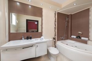 A bathroom at Marble Pool Villa