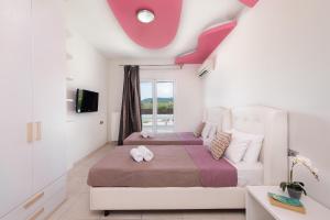 A bed or beds in a room at Marble Pool Villa