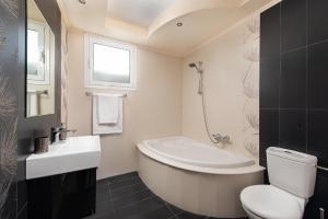 A bathroom at Marble Pool Villa