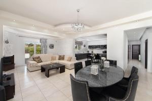 A seating area at Marble Pool Villa