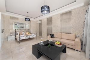 salon z kanapą i stołem w obiekcie Marble Pool Villa w mieście Pastida +21 zdjęć