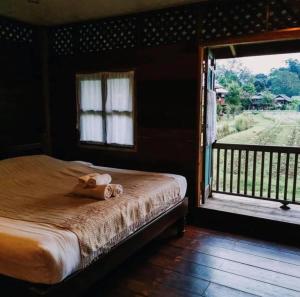1 Schlafzimmer mit einem Bett und einem Balkon mit Aussicht in der Unterkunft Lhongkhao Samoeng By Chivilla 