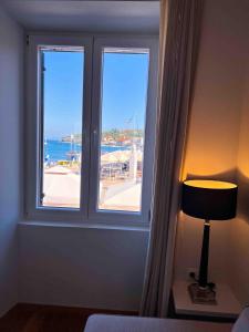een kamer met een raam met uitzicht op de oceaan bij Paxos Fairytales House 1 in Gaios