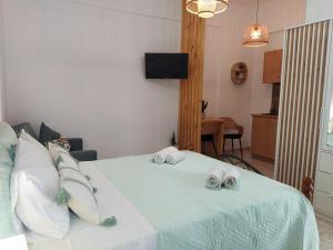 a bedroom with a bed with two towels on it at Vithos in Agnontas
