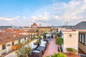 einen Blick auf die Stadt vom Dach eines Gebäudes in der Unterkunft Hotel Annabella Roof Terrace in Florenz