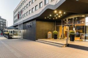 فندق ليفا في ليبايا: محل امام مبنى عليه انوار