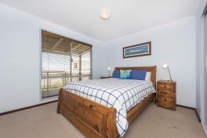sypialnia z łóżkiem i oknem w obiekcie Beach Break - Family Accommodation with Ocean Views w mieście Lancelin