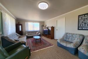 吉爾德頓的住宿－Dhu View - Views for days，带沙发、桌子和电视的客厅