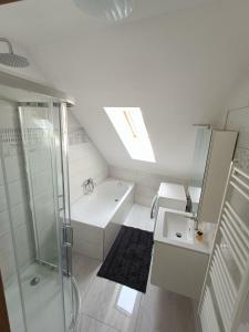 baño blanco con ducha y lavamanos en Flower Apartman 6, 
