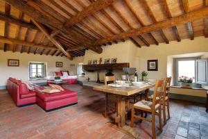 Et opholdsområde på Villa Casaglia 2apartment With Shared Pool