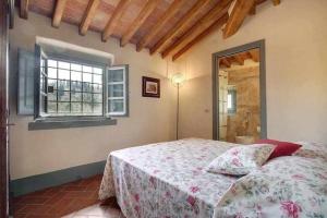 En eller flere senge i et værelse på Villa Casaglia 2apartment With Shared Pool