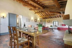 Et opholdsområde på Villa Casaglia 2apartment With Shared Pool + 25 billeder