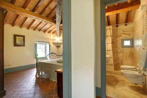 Et badeværelse på Villa Casaglia 2apartment With Shared Pool