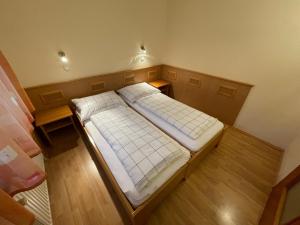 Postel nebo postele na pokoji v ubytování Garda Wellness Apartmanház + 34 fotografií