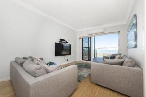 salon z 2 kanapami i telewizorem w obiekcie Oceans View - Luxury Apartment with ocean views w mieście Lancelin