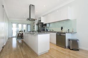 Køkken eller tekøkken på Oceans View - Luxury Apartment with ocean views