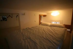 1 dormitorio con 1 cama con luz en la pared en Coqueto Estudio en Malasaña, en Madrid