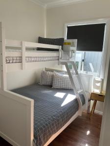 מיטה או מיטות קומותיים בחדר ב-Park View - Great family holiday house Pet Friendly