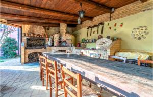 uma grande cozinha com uma grande mesa de madeira e cadeiras em 2 Bedroom Pet Friendly Home In San Giovanni em Montefiore dellʼAso