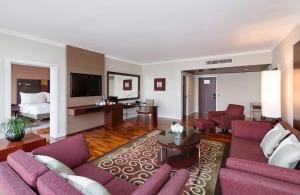 Pullman Bangkok Hotel G的电视和/或娱乐中心