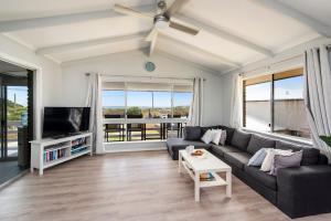 sala de estar con sofá y TV en Sunset View- Ocean Views en Lancelin