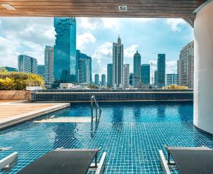 曼谷Pullman Bangkok Hotel G的以城市天际线为背景的游泳池