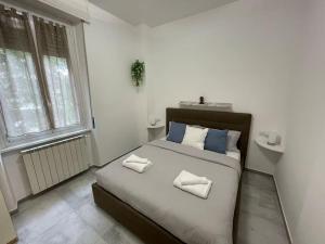 um quarto com uma cama grande com duas almofadas em Tiny House - 15 minutes to Duomo em Milão