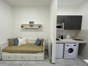 uma pequena cozinha com uma cama e um lavatório num quarto em Tiny House - 15 minutes to Duomo em Milão