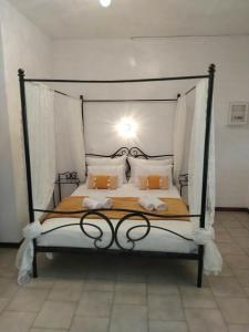a bedroom with a bed with two towels on it at Vithos in Agnontas