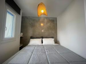 Postel nebo postele na pokoji v ubytování Amarienitas Suites