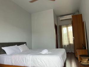 - une chambre avec un lit blanc et une fenêtre dans l'établissement Gracia Locus- Home Comfort, à Dimāpur