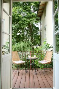een patio met 2 stoelen en een tafel op een veranda bij Haus Hedwig in Heringsdorf