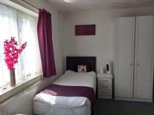 Cama ou camas em um quarto em Carron House Holiday Apartments