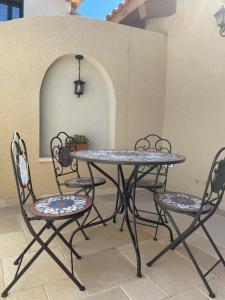 a patio table with four chairs and a table with at Highland Forest Zimmers in El-Rom