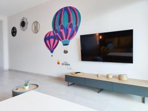 Telewizja i/lub zestaw kina domowego w obiekcie SUNSET WAVES DReaM apartment