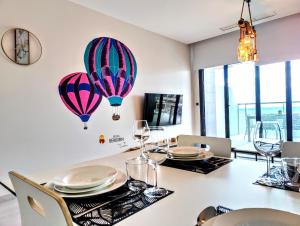 jadalnia ze stołem z kieliszkami do wina i balonami na ciepło w obiekcie SUNSET WAVES DReaM apartment w mieście Benidorm