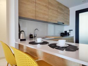 Kuchnia lub aneks kuchenny w obiekcie SUNSET WAVES DReaM apartment