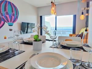Telewizja i/lub zestaw kina domowego w obiekcie SUNSET WAVES DReaM apartment