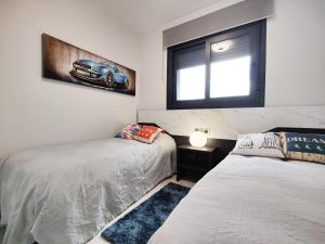 Łóżko lub łóżka w pokoju w obiekcie SUNSET WAVES DReaM apartment
