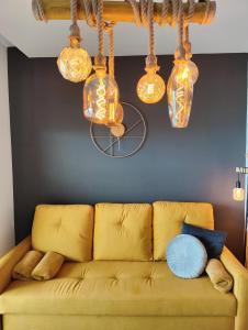 żółtą kanapę w salonie z oświetleniem w obiekcie SUNSET WAVES DReaM apartment w mieście Benidorm