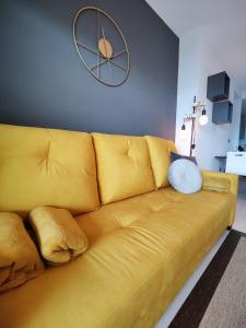 żółtą kanapę siedzącą w salonie w obiekcie SUNSET WAVES DReaM apartment w mieście Benidorm