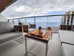 balkon ze stołem i tacą z jedzeniem w obiekcie SUNSET WAVES DReaM apartment w mieście Benidorm