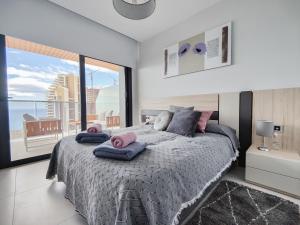 Łóżko lub łóżka w pokoju w obiekcie SUNSET WAVES DReaM apartment