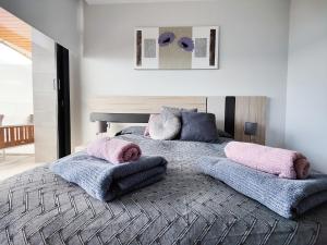 Łóżko lub łóżka w pokoju w obiekcie SUNSET WAVES DReaM apartment
