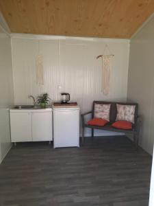 cocina con banco y lavabo en una habitación en Field Of Possibilites - Kayakoy Retreat, en Kayakoy
