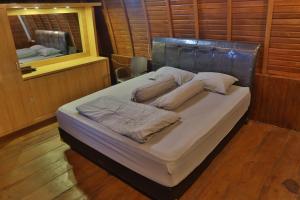Llit o llits en una habitació de Narwastu Hills