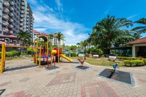 un parc avec une aire de jeux avec un toboggan dans l'établissement PortDickson Cozy Muji Home 10Pax3BR 1min to beach, à Port Dickson