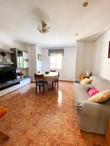 un salon avec un canapé et une table dans l'établissement Rooms in Valencia Great Location in Shared Apartment, à Valence